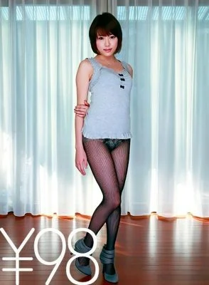 SERO-015 Azumi’s work at an affordable price! She falls victim to a very thin condom that breaks. As always, she breaks the condom before insertion and joins up. She says that my dick is warm, because it’s raw. I keep pounding her in missionary